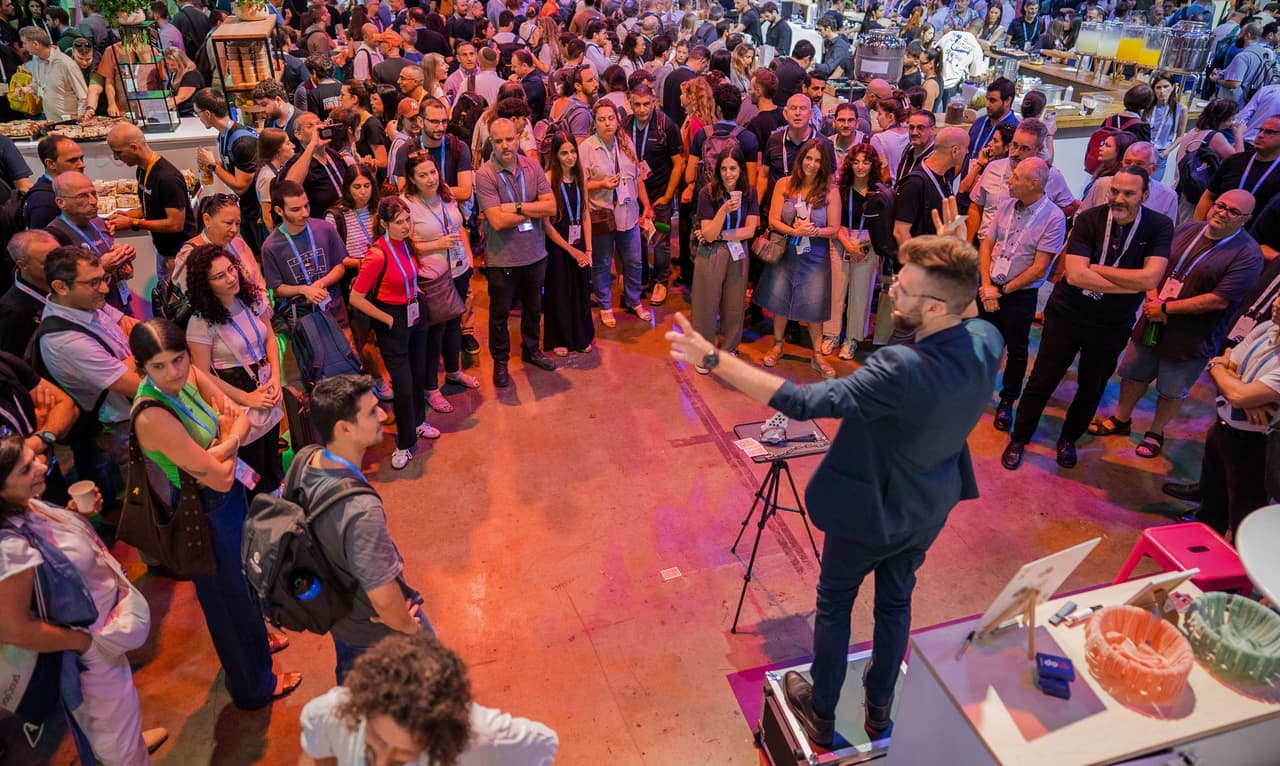 Dor Engel performing to a crowd on a conference floor